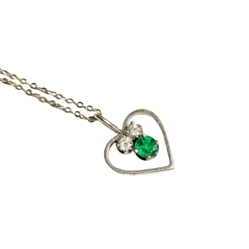 Collier Collier avec pendentif cœur en or blanc 14 carats, diamants et émeraude 58 Facettes 2743