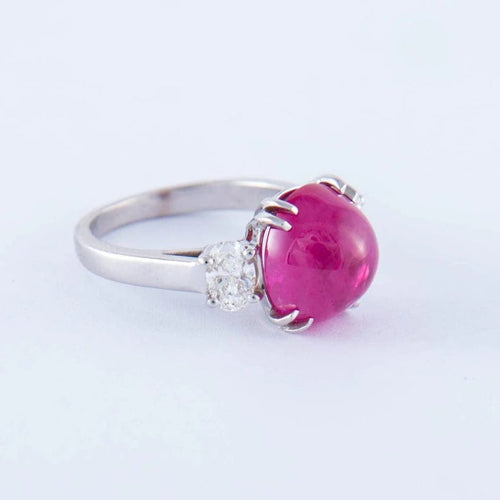 Bague 51 Bague - Rubis cabochon et deux diamants en or gris 18k 58 Facettes ALGU03