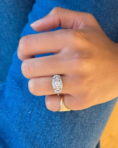 Bague 53.5 Bague jarretière Art déco en platine et or blanc 18 carats et diamants 58 Facettes