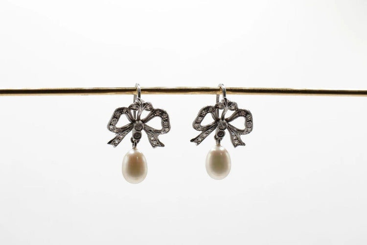 Boucles d'oreilles Boucles d'oreilles or blanc Noeuds perles et diamants 58 Facettes 5864
