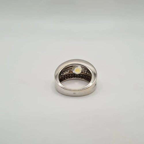 Bague 53 Bague or blanc sertie d’un saphir jaune et diamants 58 Facettes