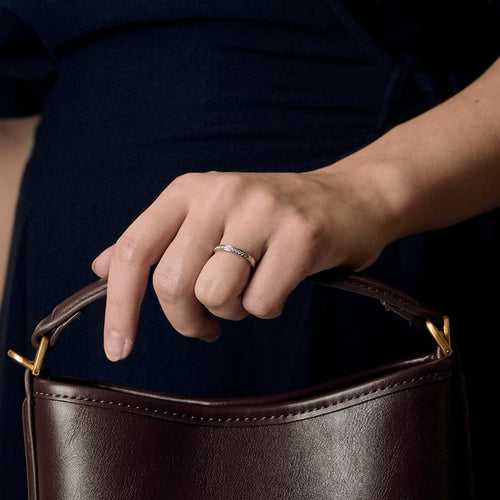 Bague 48 Alliance semi pavée en or blanc et diamants 58 Facettes SAP0658