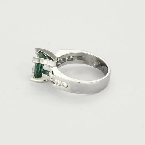 Bague 44 Bague moderniste en or gris 18k avec émeraude et diamants 58 Facettes DADB-19