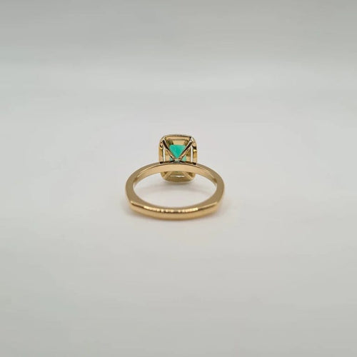 Bague 50 Bague solitaire or jaune 18 carats sertie d’une émeraude synthétique et halo de diamants laboratoires 58 Facettes