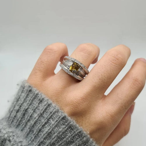 Bague 53 Bague or blanc sertie d’un saphir jaune et diamants 58 Facettes