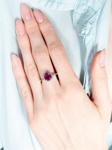 Bague 52 Bague coussin rubis en or gris palladié et diamants 58 Facettes 41950019