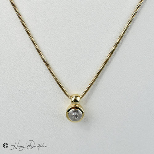 https://cdn.shopify.com/s/files/1/0442/6560/3235/files/schone-goldkette-mit-bicolor-anhanger-honey-decoration-1.jpg?v=1710848162