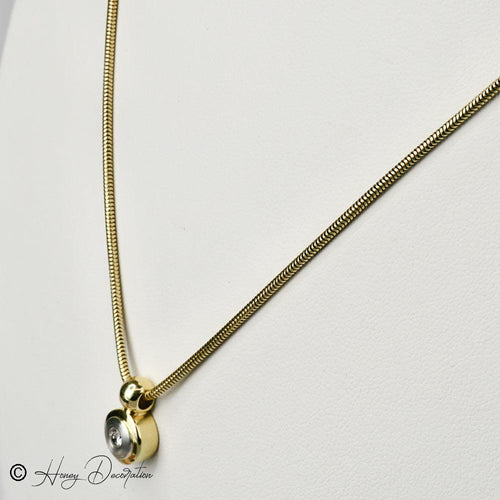 https://cdn.shopify.com/s/files/1/0442/6560/3235/files/schone-goldkette-mit-bicolor-anhanger-honey-decoration-3.jpg?v=1710848169