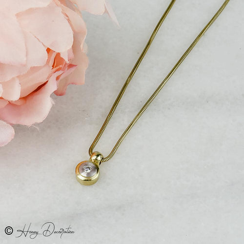 https://cdn.shopify.com/s/files/1/0442/6560/3235/files/schone-goldkette-mit-bicolor-anhanger-honey-decoration-5.jpg?v=1710848174