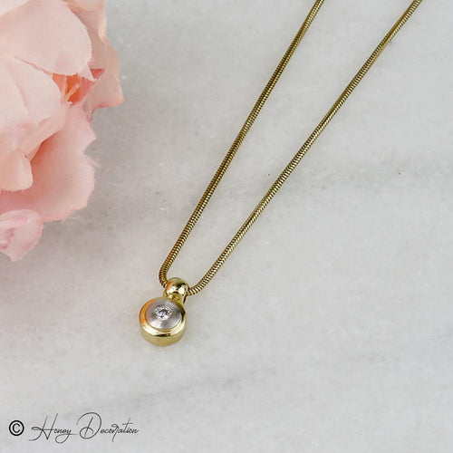 https://cdn.shopify.com/s/files/1/0442/6560/3235/files/schone-goldkette-mit-bicolor-anhanger-honey-decoration-6.jpg?v=1710848177