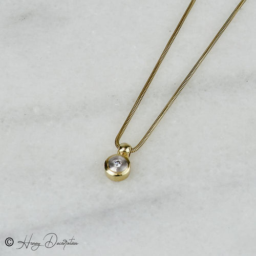 https://cdn.shopify.com/s/files/1/0442/6560/3235/files/schone-goldkette-mit-bicolor-anhanger-honey-decoration-7.jpg?v=1710848180