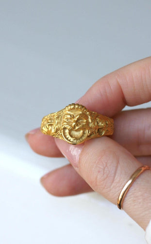 Serre-foulard ouvrant Bacchus et Bacchantes en or jaune 18 kt 58 Facettes