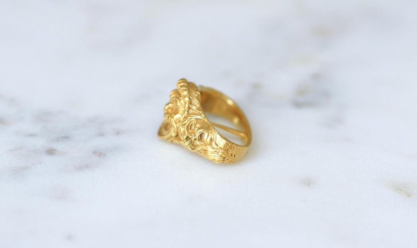 Serre-foulard ouvrant Bacchus et Bacchantes en or jaune 18 kt 58 Facettes