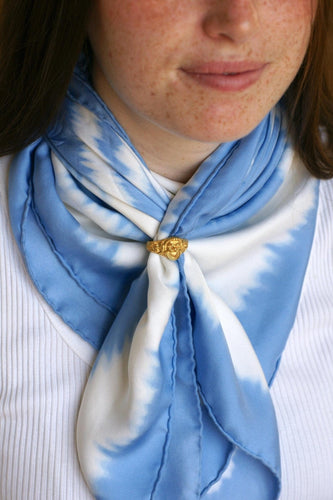 Serre-foulard ouvrant Bacchus et Bacchantes en or jaune 18 kt 58 Facettes