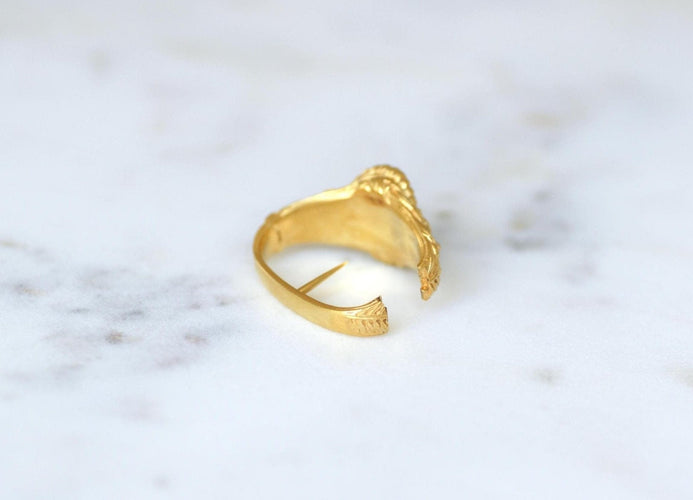 Serre-foulard ouvrant Bacchus et Bacchantes en or jaune 18 kt 58 Facettes