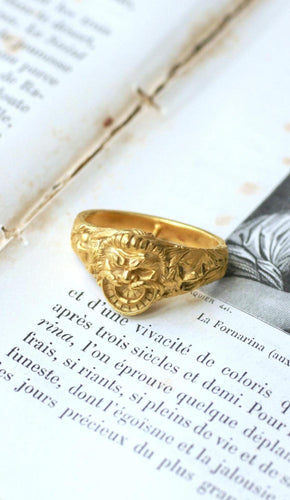 Serre-foulard ouvrant Bacchus et Bacchantes en or jaune 18 kt 58 Facettes