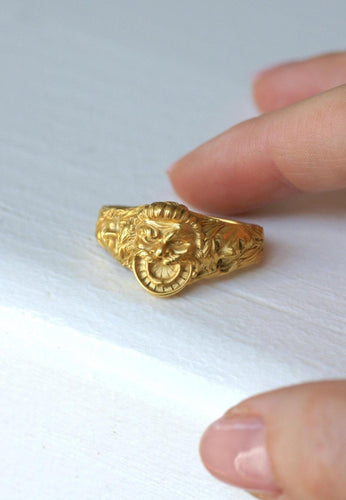 Serre-foulard ouvrant Bacchus et Bacchantes en or jaune 18 kt 58 Facettes