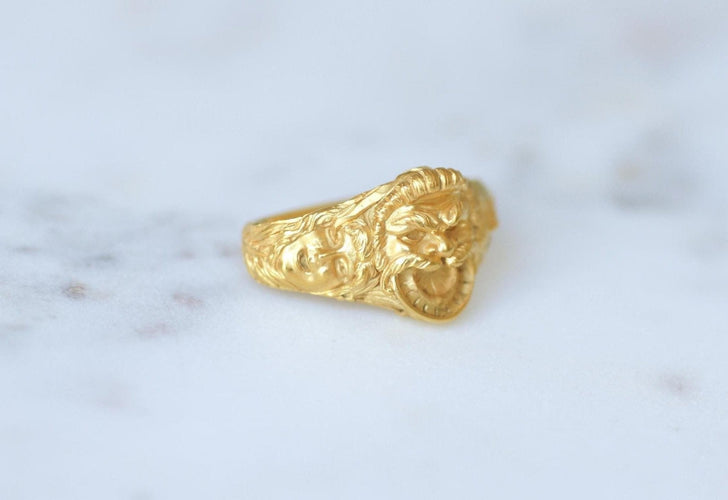 Serre-foulard ouvrant Bacchus et Bacchantes en or jaune 18 kt 58 Facettes