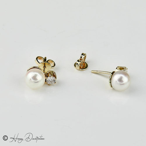 Boucles d'oreilles Boucles d'oreilles - Puces en or jaune 14 carats, perles Akoja et diamants 58 Facettes 2304