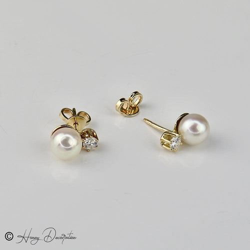 Boucles d'oreilles Boucles d'oreilles - Puces en or jaune 14 carats, perles Akoja et diamants 58 Facettes 2304