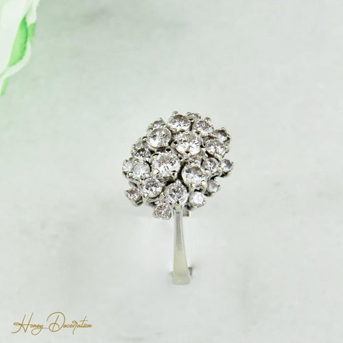 https://cdn.shopify.com/s/files/1/0442/6560/3235/products/traumhafter-weissgoldring-mit-brillanten-honey-decoration-5.jpg?v=1710845078