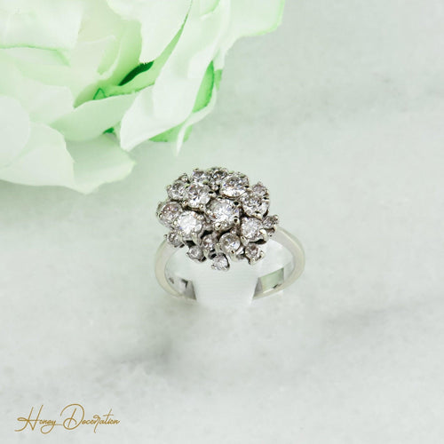 https://cdn.shopify.com/s/files/1/0442/6560/3235/products/traumhafter-weissgoldring-mit-brillanten-honey-decoration-7.jpg?v=1710845085