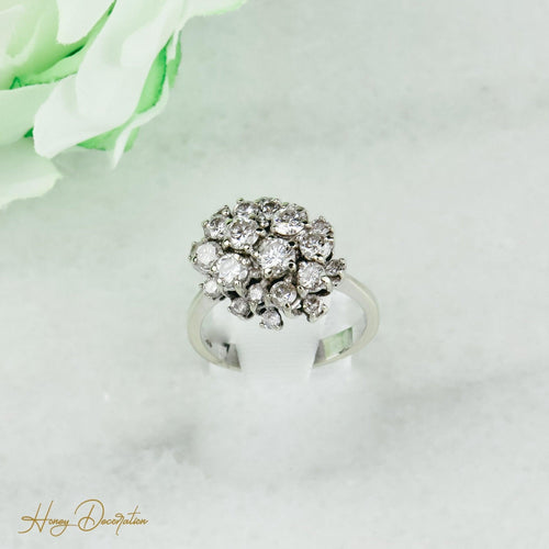 https://cdn.shopify.com/s/files/1/0442/6560/3235/products/traumhafter-weissgoldring-mit-brillanten-honey-decoration-8.jpg?v=1710845088
