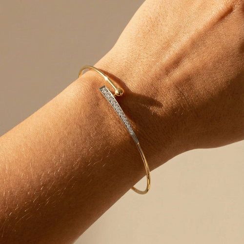 Armreif en or jaune 18 carats avec 12 diamants 58 Facettes