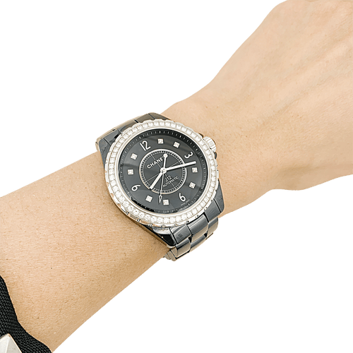 Montre Chanel J12 - Montre en céramique noire avec diamants 58 Facettes 34270