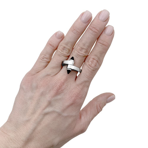 Bague 53 Cartier Menottes - Bague en or blanc et onyx 58 Facettes 35319