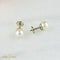 Boucles d'oreilles Boucles d'oreilles puces en or jaune 18K avec perles 58 Facettes 1949