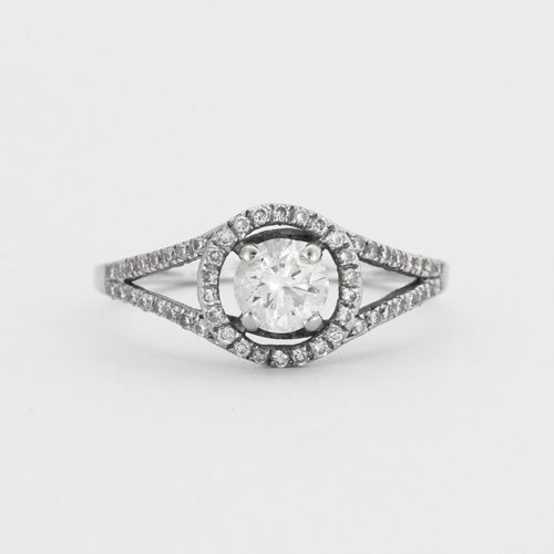 Bague 51 Bague en or gris ajouré, centrée d'un diamant taille brillant 58 Facettes DV0327-2