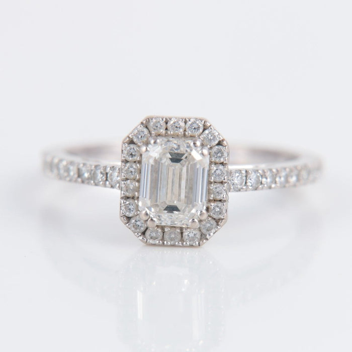 52 Bague solitaire diamant taille émeraude, or blanc & pavage diamants 58 Facettes DV0131-1