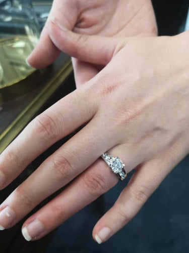 Bague 49 / Blanc/Gris / Or 750 Bague Solitaire Accompagné Diamant 0.87 Carat 58 Facettes R160701