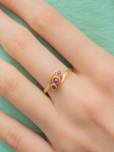 Bague Bague trois Rubis 58 Facettes C0112