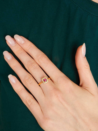 Bague 54 Bague or jaune rubis central et diamants 58 Facettes 761