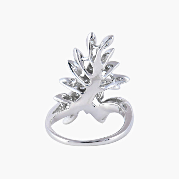 Bague 49 Bague "feuille" en or blanc et diamants 58 Facettes P6L7