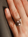 Ring 49 White gold ring and gray pearl 58 Facettes