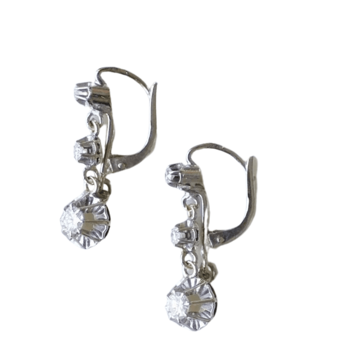 Boucles d'oreilles Dormeuses Art Deco en or gris et diamants 58 Facettes