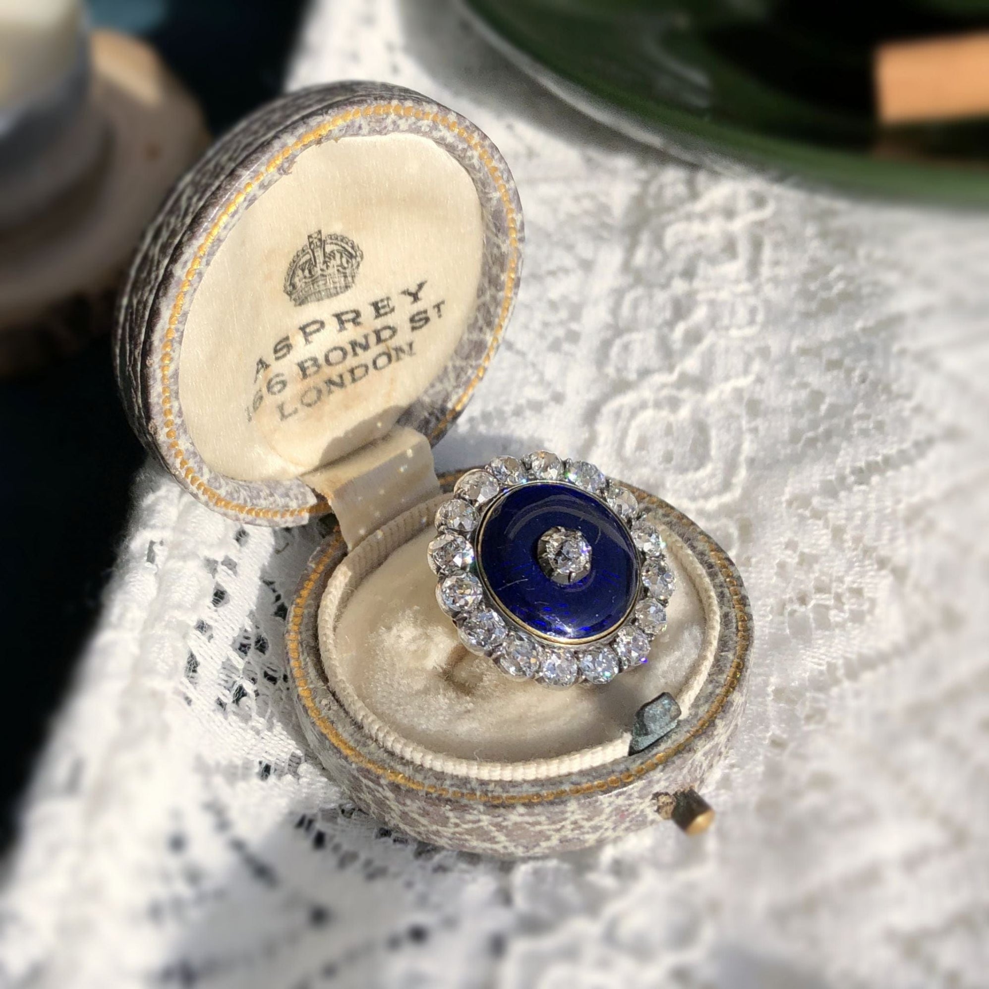 Broche victorienne ancienne en verre bleu, sertie d'or. - France Broche victorienne ancienne en verre bleu, sertie d'or. - France