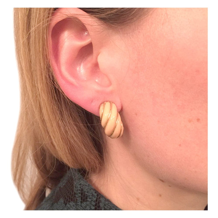 Boucles d'oreilles Boucles d'oreilles en or jaune et corail rose. 58 Facettes 25546