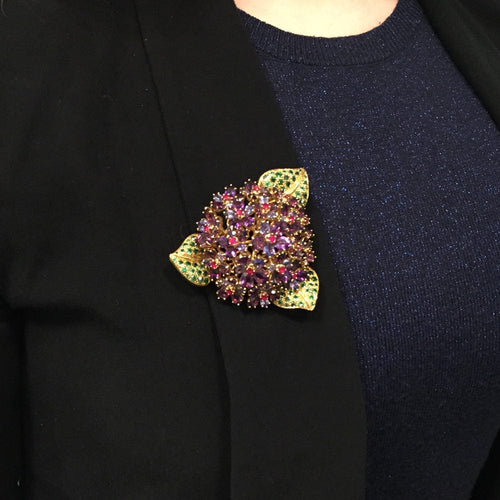 Clip Clip René Boivin "Bouquet de Violettes" or jaunes et pierres précieuses. 58 Facettes 28037