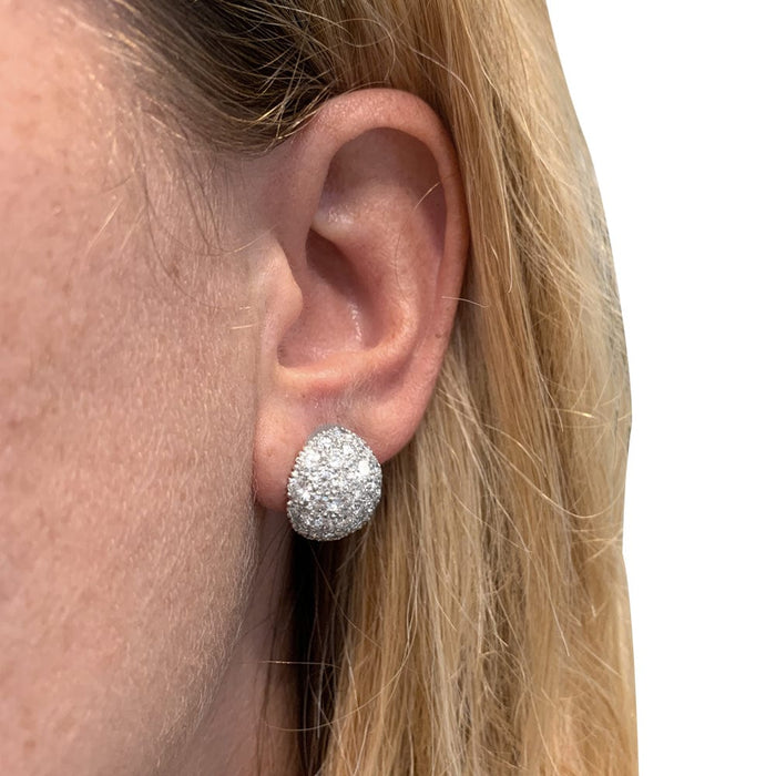 Boucles d'oreilles demi-sphères en or blanc et diamants.