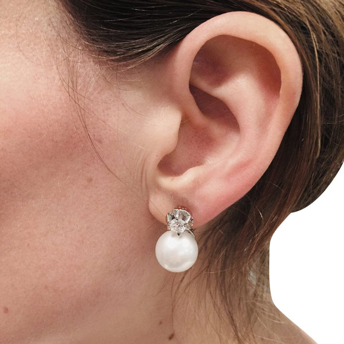 Boucles d'oreilles or blanc, diamants, perles.