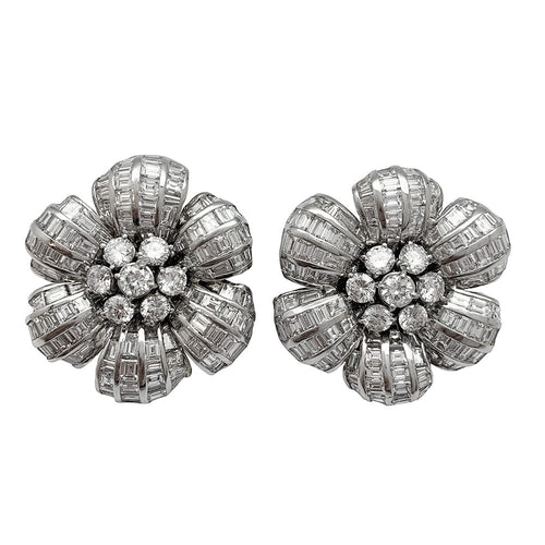 Boucles d'oreilles Boucles d'oreille fleurs en or blanc serties diamants baguette et ronds. 58 Facettes 30291