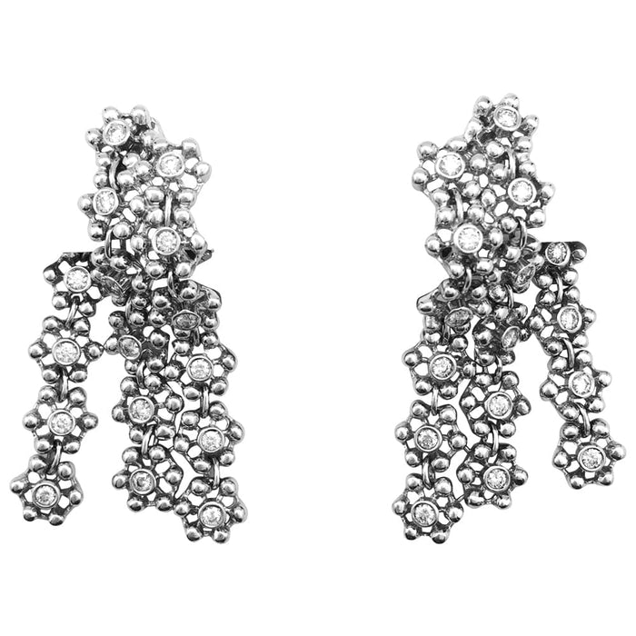 Boucles d'oreilles Boucles d'oreilles pendantes en or blanc et diamants. 58 Facettes 25541