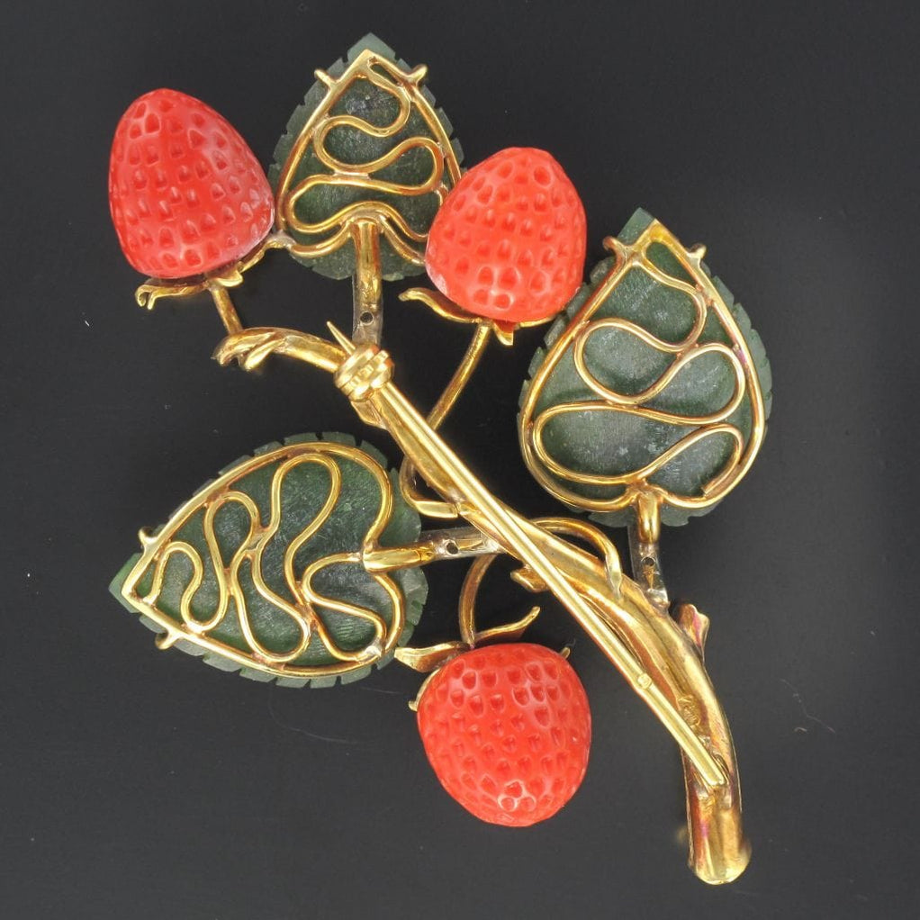 Broche or 18 carats motif feuille sertie d'un diamant