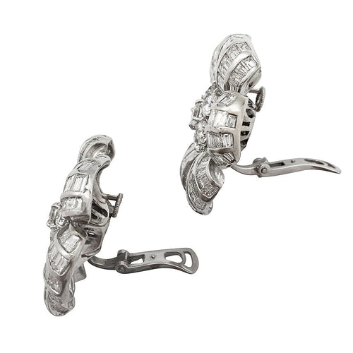 Boucles d'oreilles Boucles d'oreille fleurs en or blanc serties diamants baguette et ronds. 58 Facettes 30291
