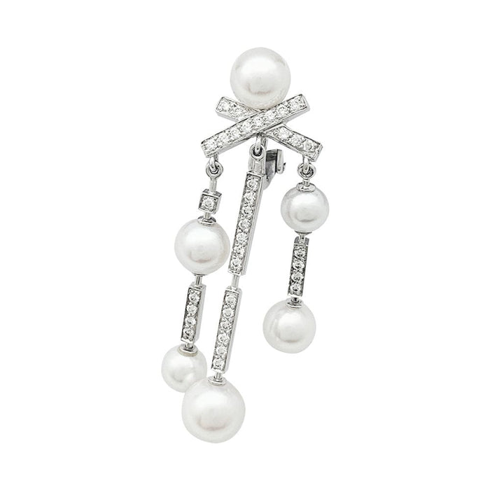 Boucles d'oreilles Chanel modèle "Matelassé" en or blanc, diamants et perles.