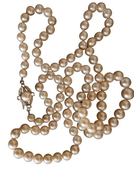 Cultured Pearl Long Necklace, Pearl and Sapphire Clasp 58 Facettes